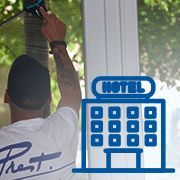 Nettoyage de la vitre d'un gîte