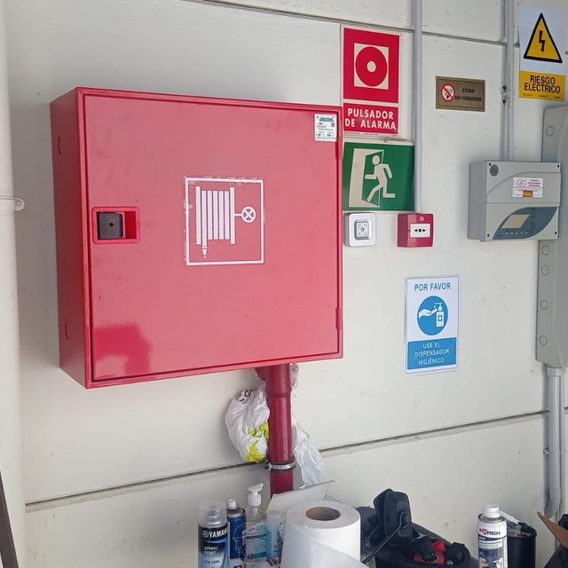 Una caja roja con una boca de incendios encima