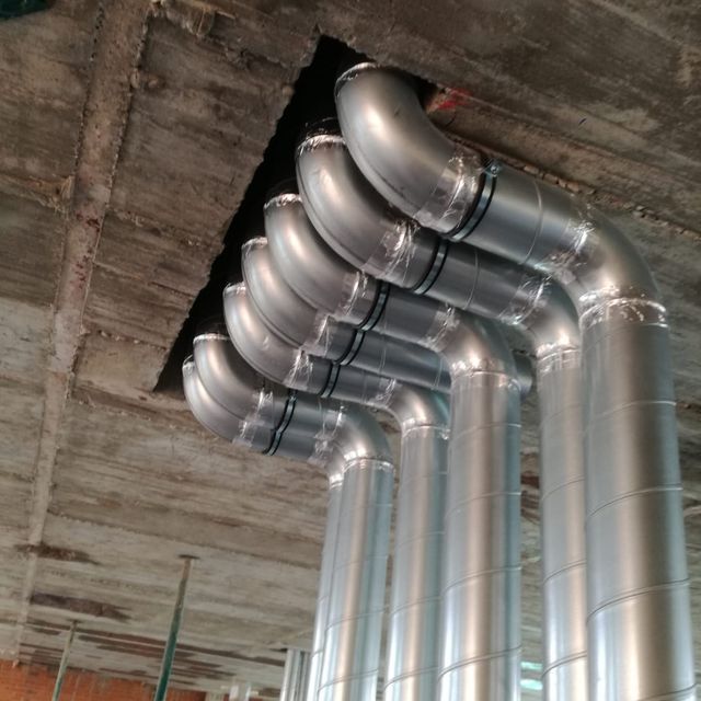 Un montón de tubos de metal cuelgan del techo.