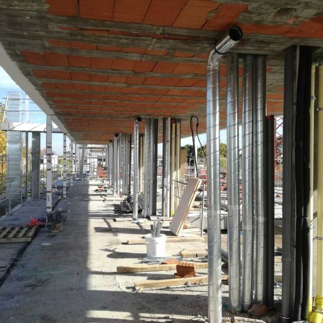 Un edificio en construcción con techo de ladrillo