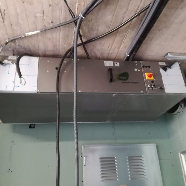 Una caja gris con el número 10 en ella