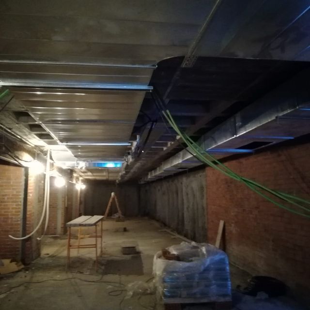 Una habitación muy larga con muchos cables colgando del techo.