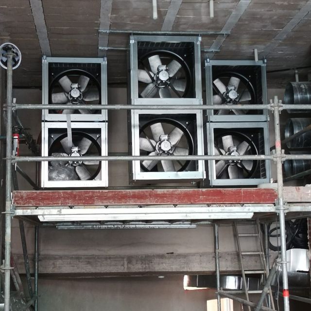 Un montón de ventiladores están apilados uno encima del otro