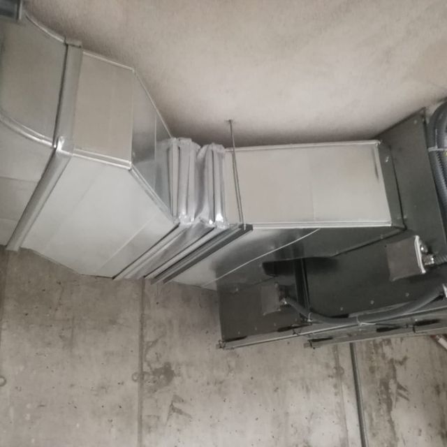 Un gran tubo de metal cuelga del techo de una habitación.