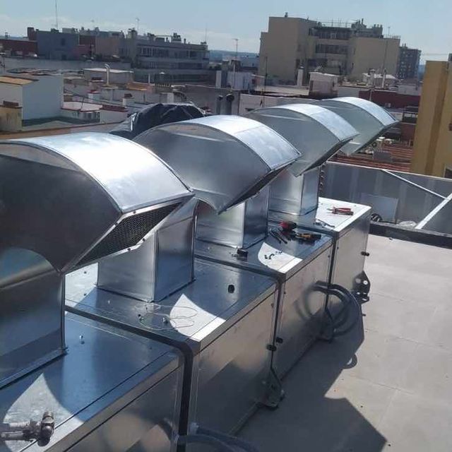Una fila de cajas de metal colocadas encima de un techo.