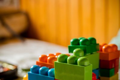 Un montón de bloques Lego de colores están apilados uno encima del otro sobre una mesa.