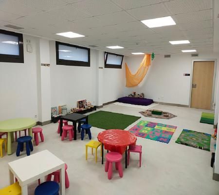 Una gran sala con mesas y sillas.