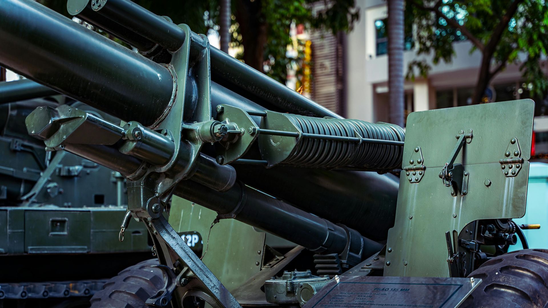 Obús militar verde en exhibición.