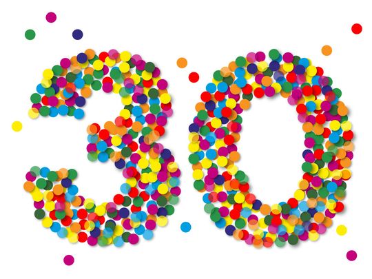 Bunte, aus kleinen Punkten zusammengesetzte „30“ auf weißem Hintergrund