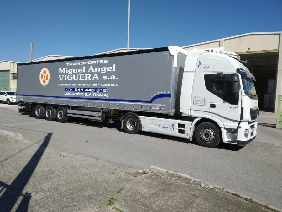 Un camión de Miguel Ángel Viguera está estacionado al costado de la carretera.