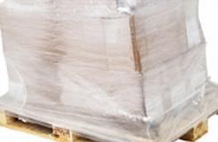 Una gran pila de cajas envueltas en plástico sobre una paleta de madera.
