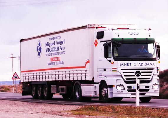 Una camioneta blanca con la palabra miguel angel en el costado