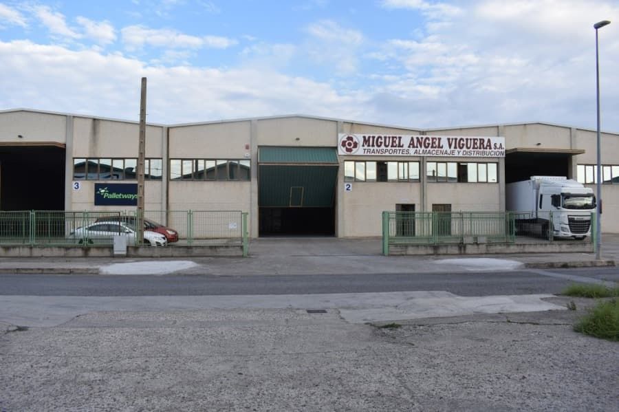 Un gran edificio con un cartel que dice Miguel Ángel Vitoria.