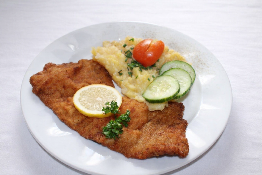 Clown-förmiges Gericht: Frikadellengesicht, Pommes-Sonnenstrahlen