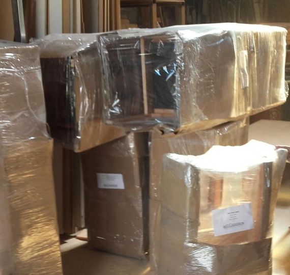 Un montón de cajas de cartón están envueltas en plástico.