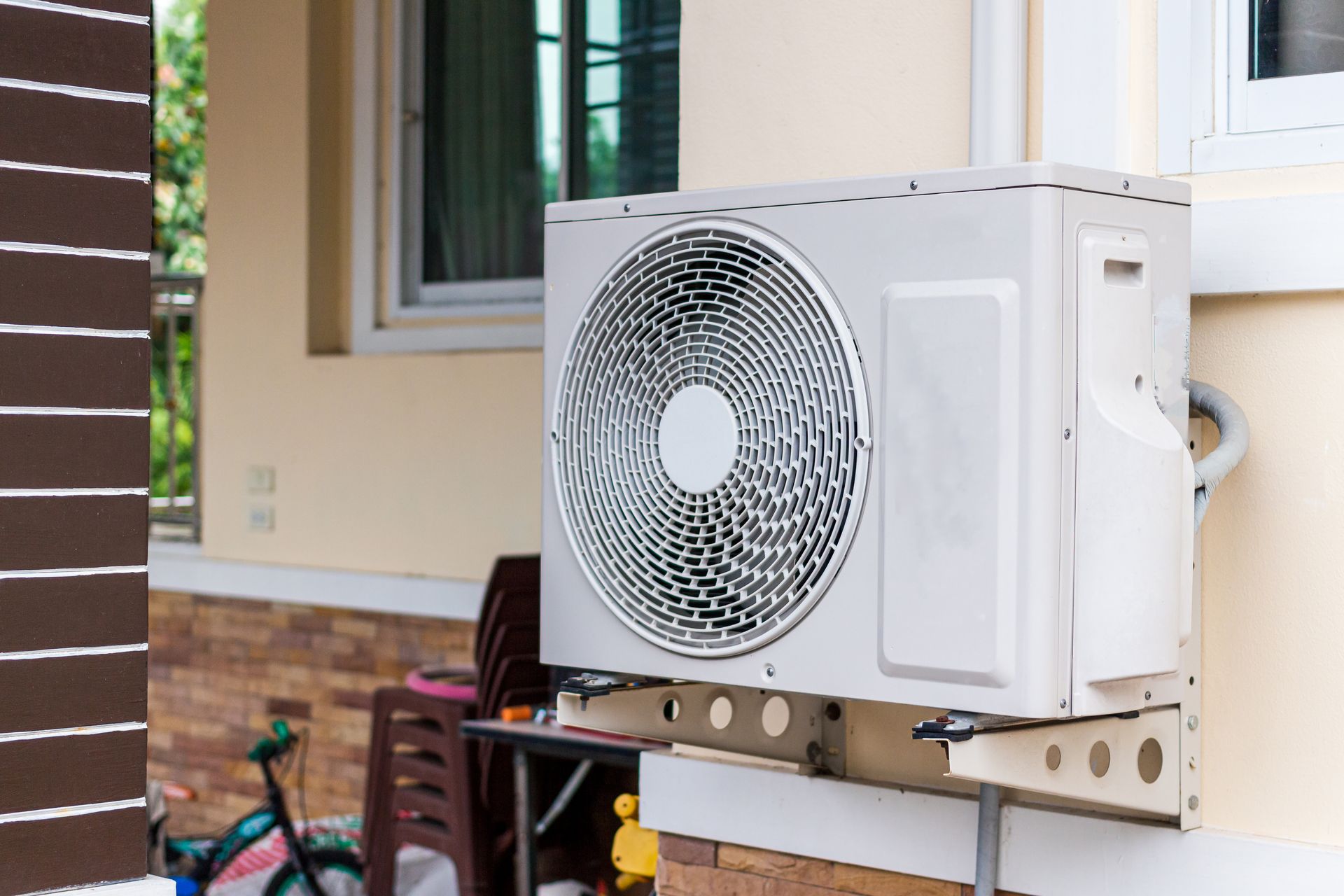 Une pompe à chaleur air-eau blanche