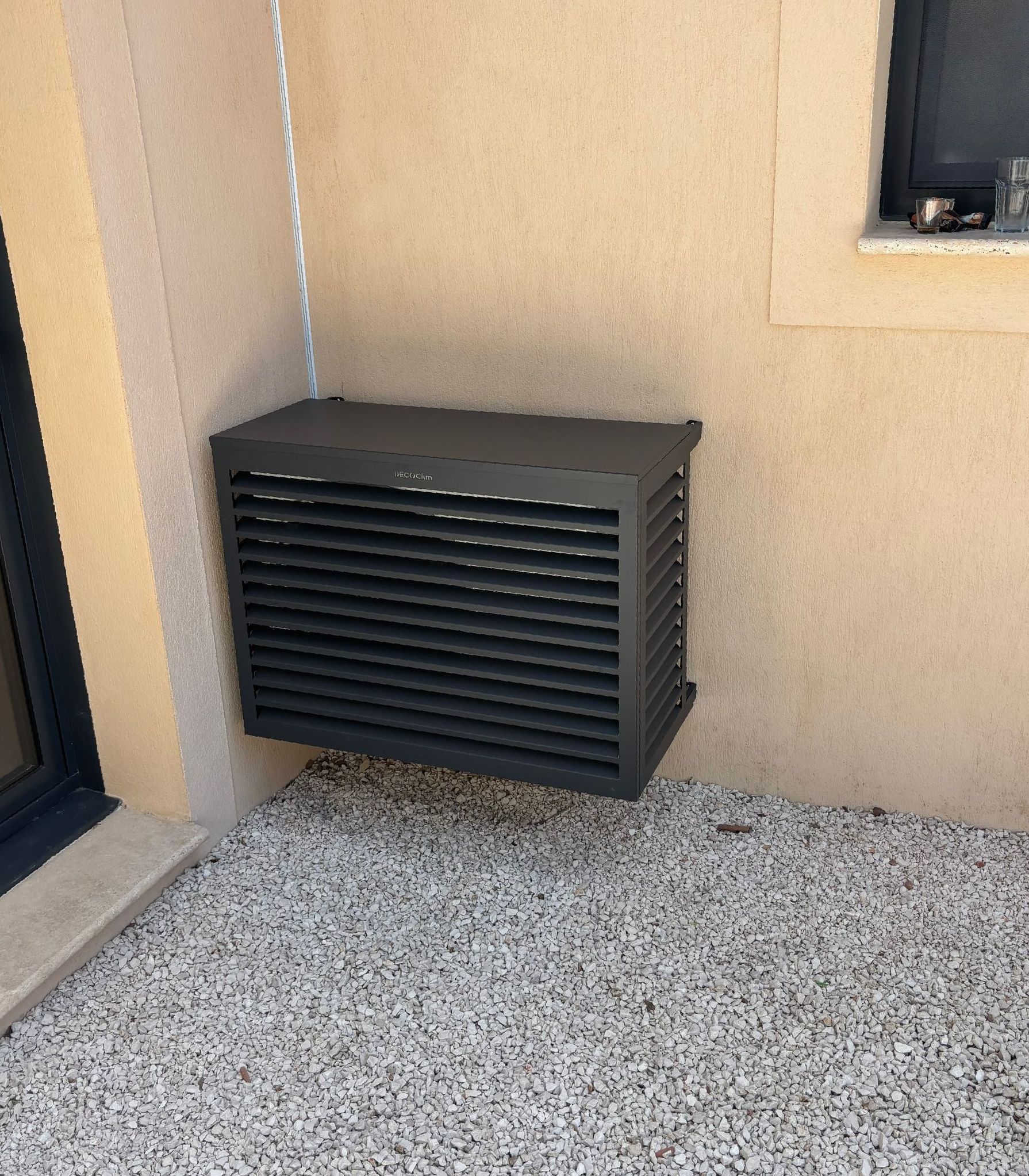 Une pompe à chaleur toute noire