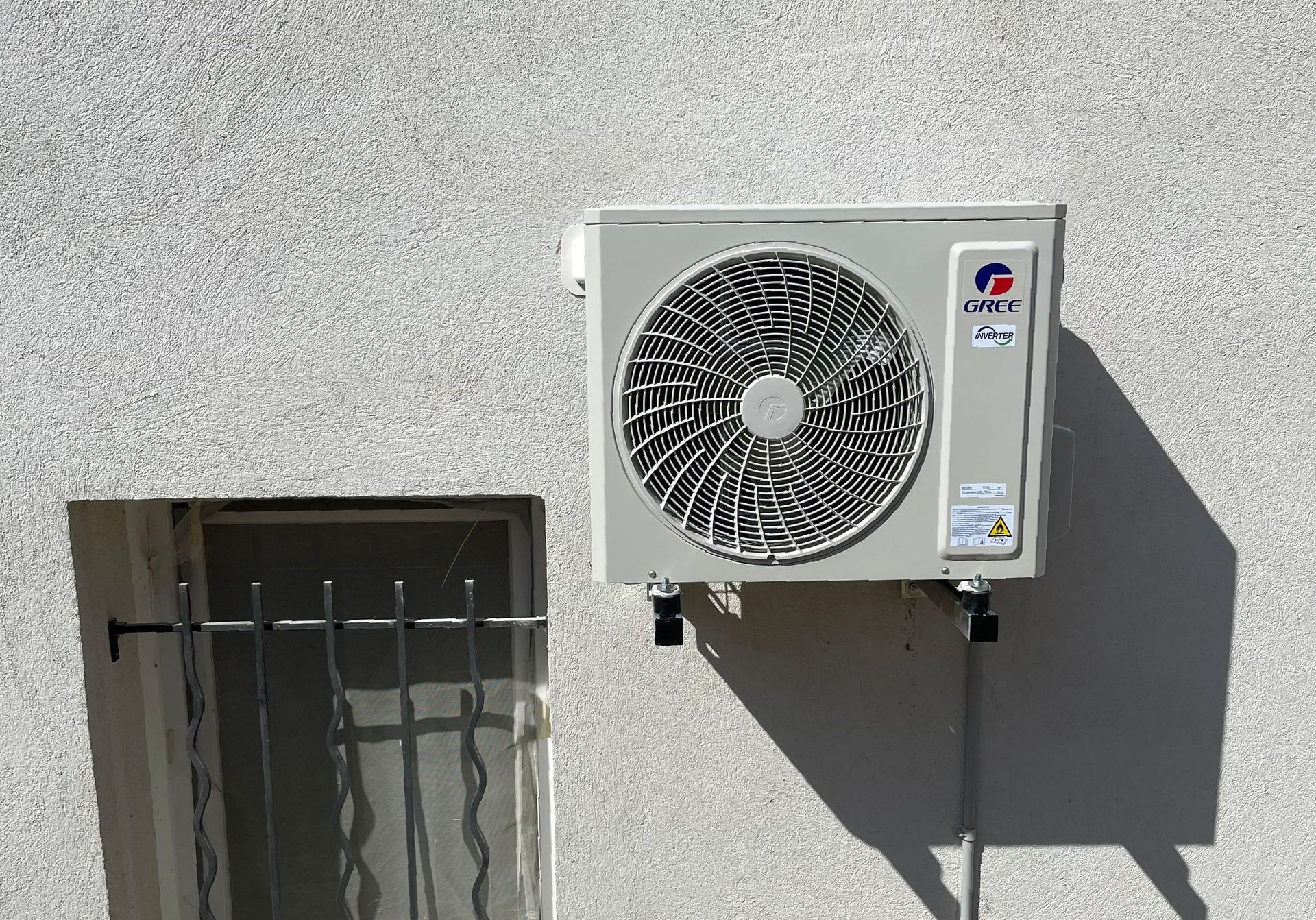 Une pompe à chaleur contre un mur