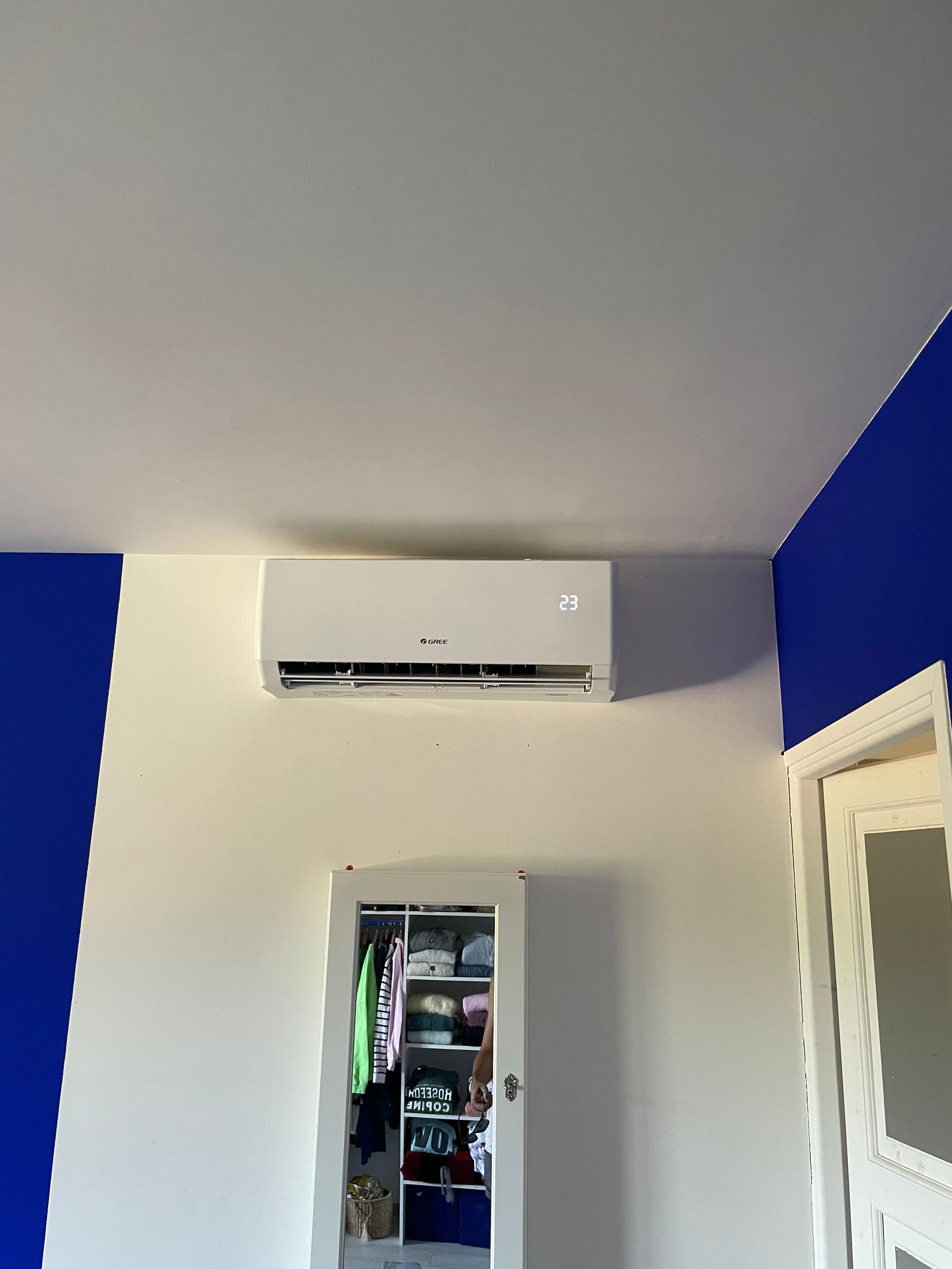 Une climatisation installée dans une pièce