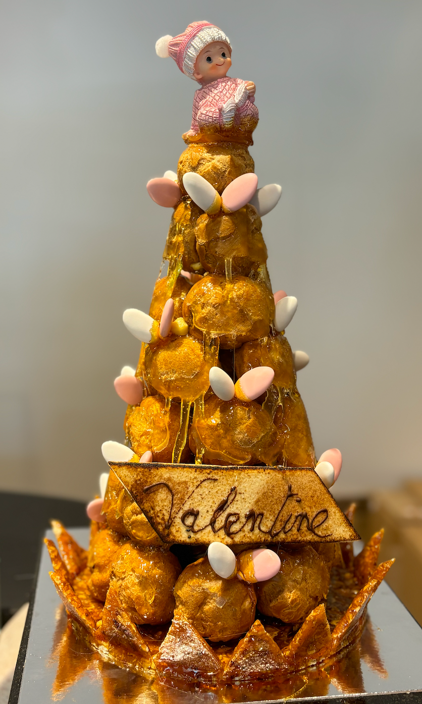 Timbale de choux à la vanille, décorée de fruit de saison