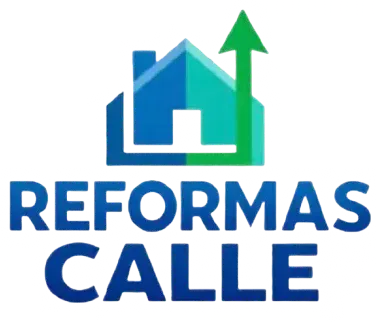 Logotipo con la inscripci&oacute;n &ldquo;REFORMAS CALLE&rdquo;, un icono de una casa azul y verde y una flecha hacia arriba.