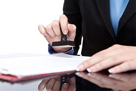 Díaz Alberdi Abogados persona colocando sellos a documento