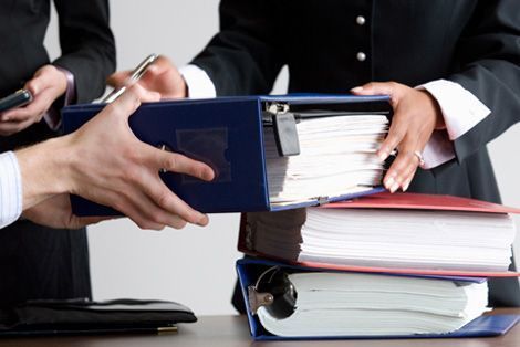 Díaz Alberdi Abogados hombre entregando documentos