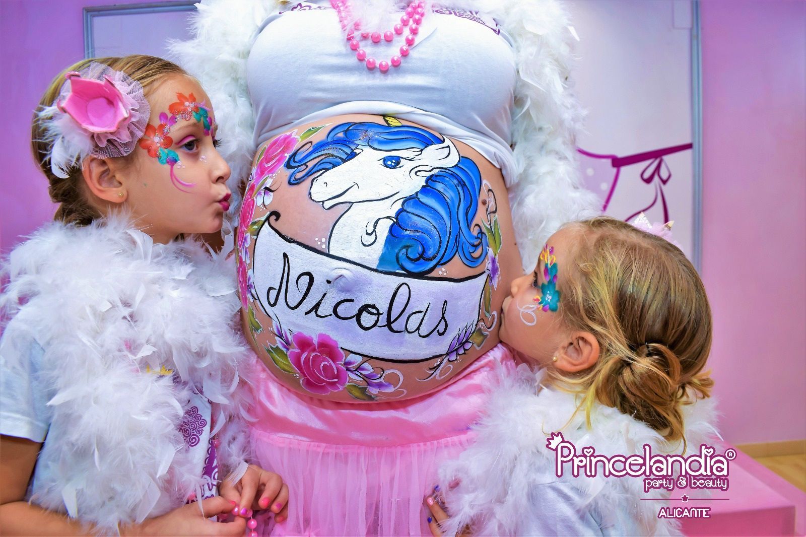 Una mujer embarazada tiene un unicornio pintado en su vientre.