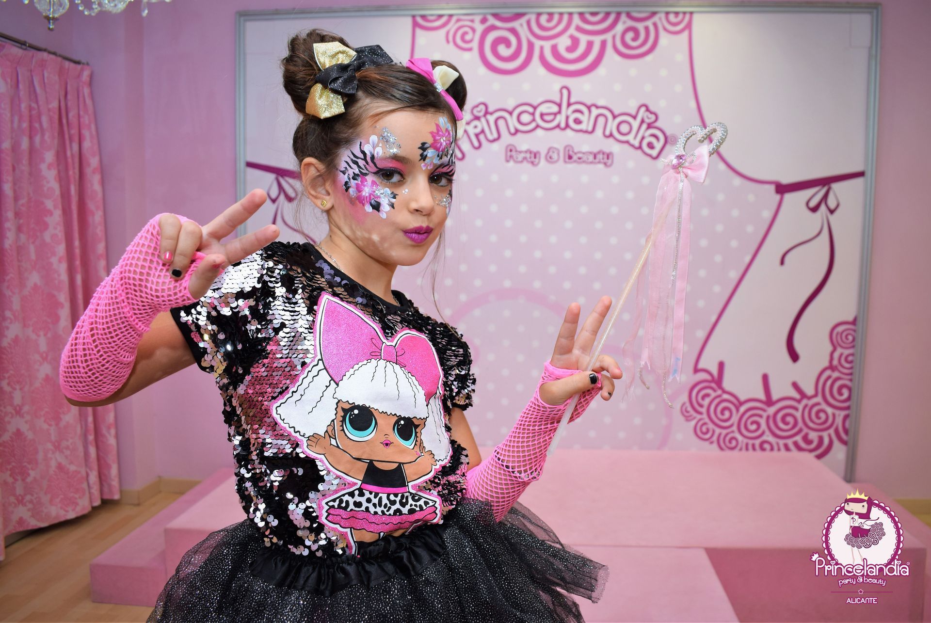 Una niña lleva un disfraz de LOL Surprise y tiene la cara pintada.