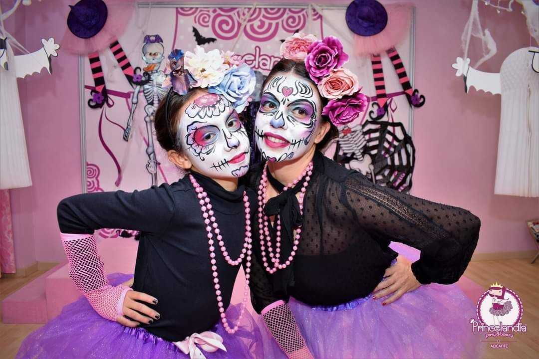Una mujer y un niño posan para una foto con las caras pintadas.