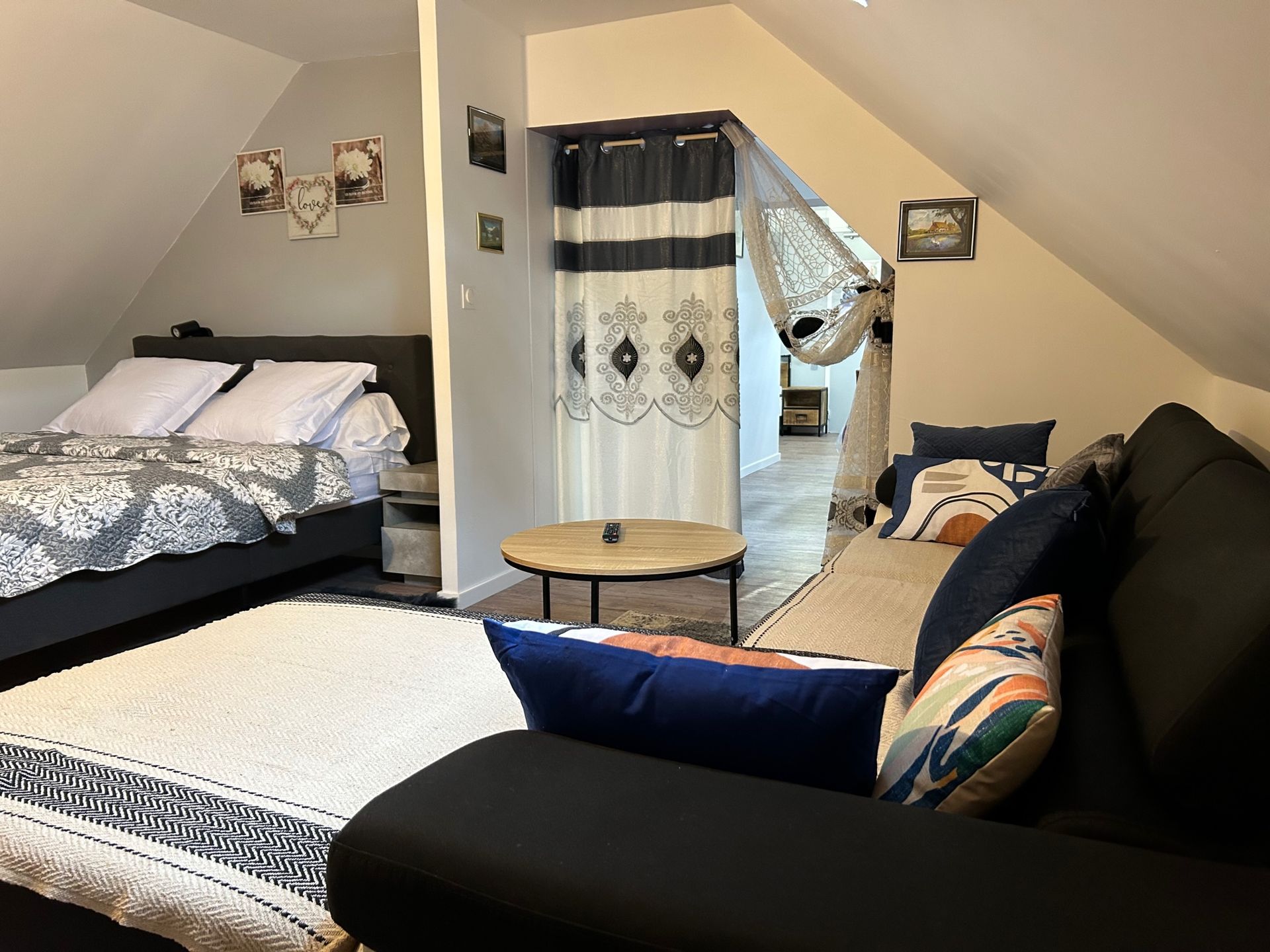 Photo d'une grande chambre d'hôtel