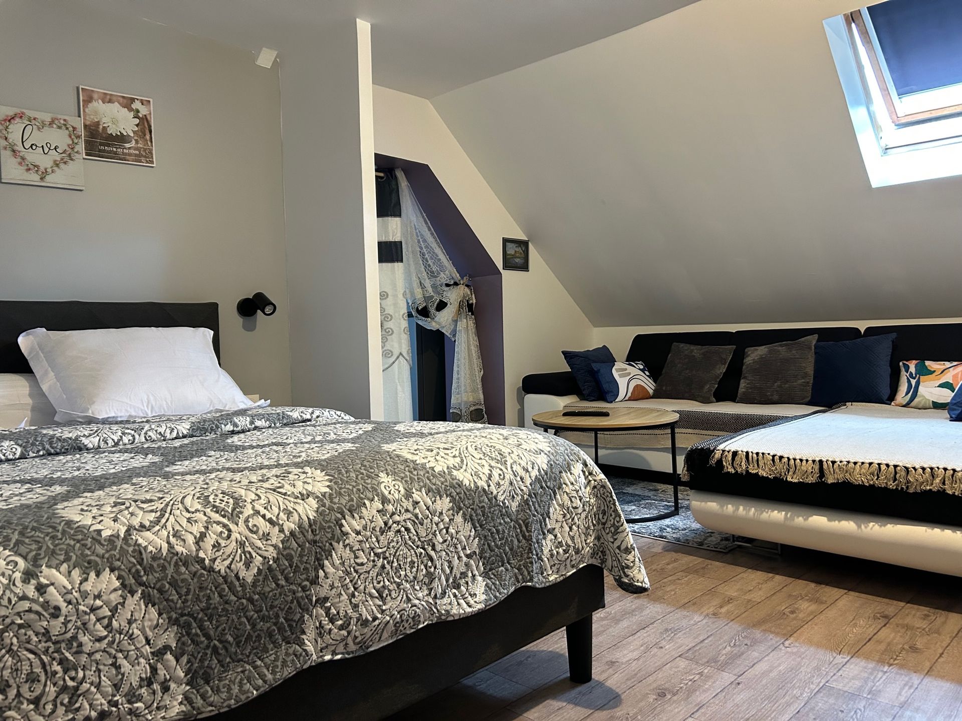 Photo d'une chambre d'hôtel avec un lit et un canapé d'angle