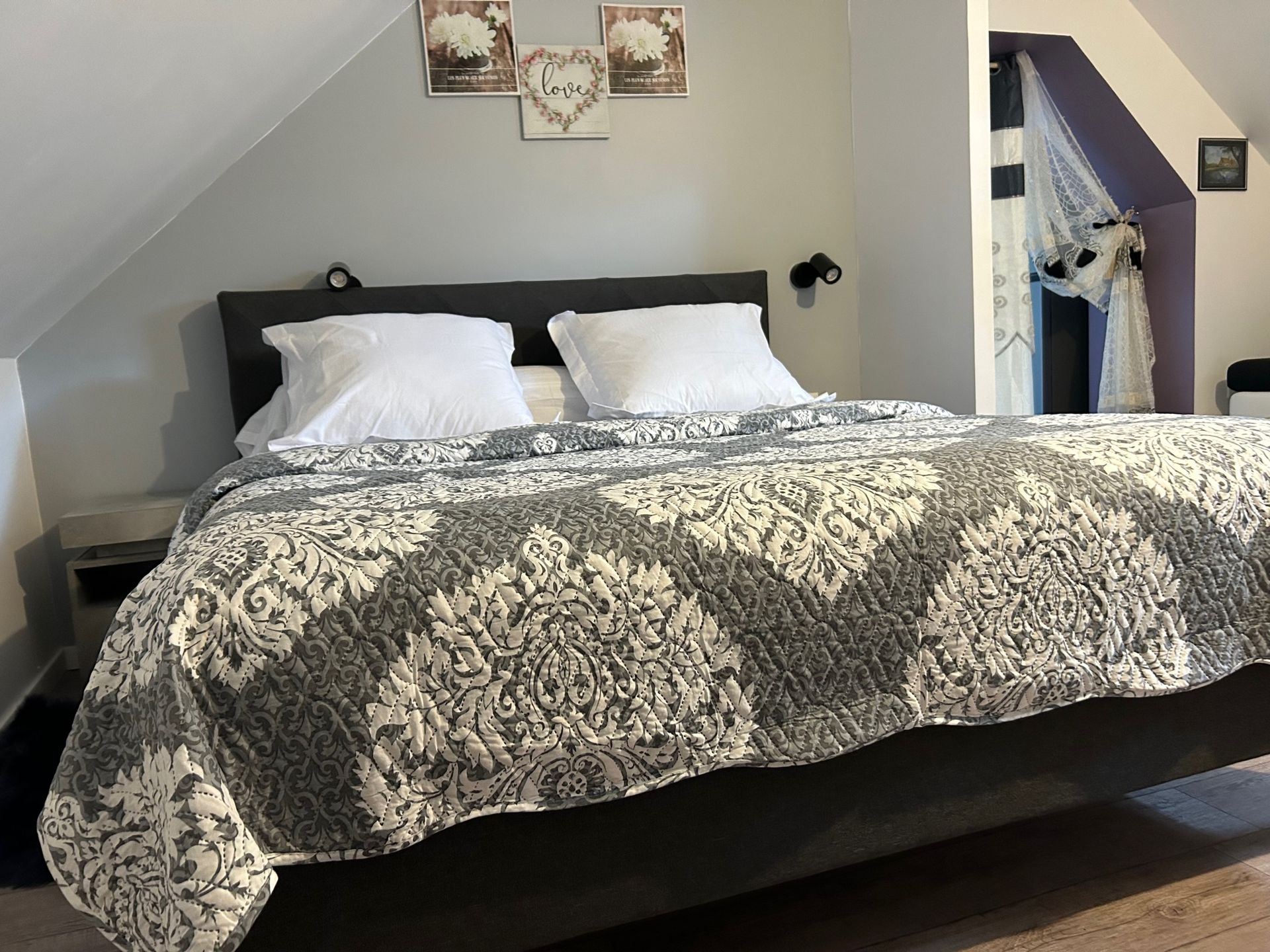 Photo d'un grand lit double