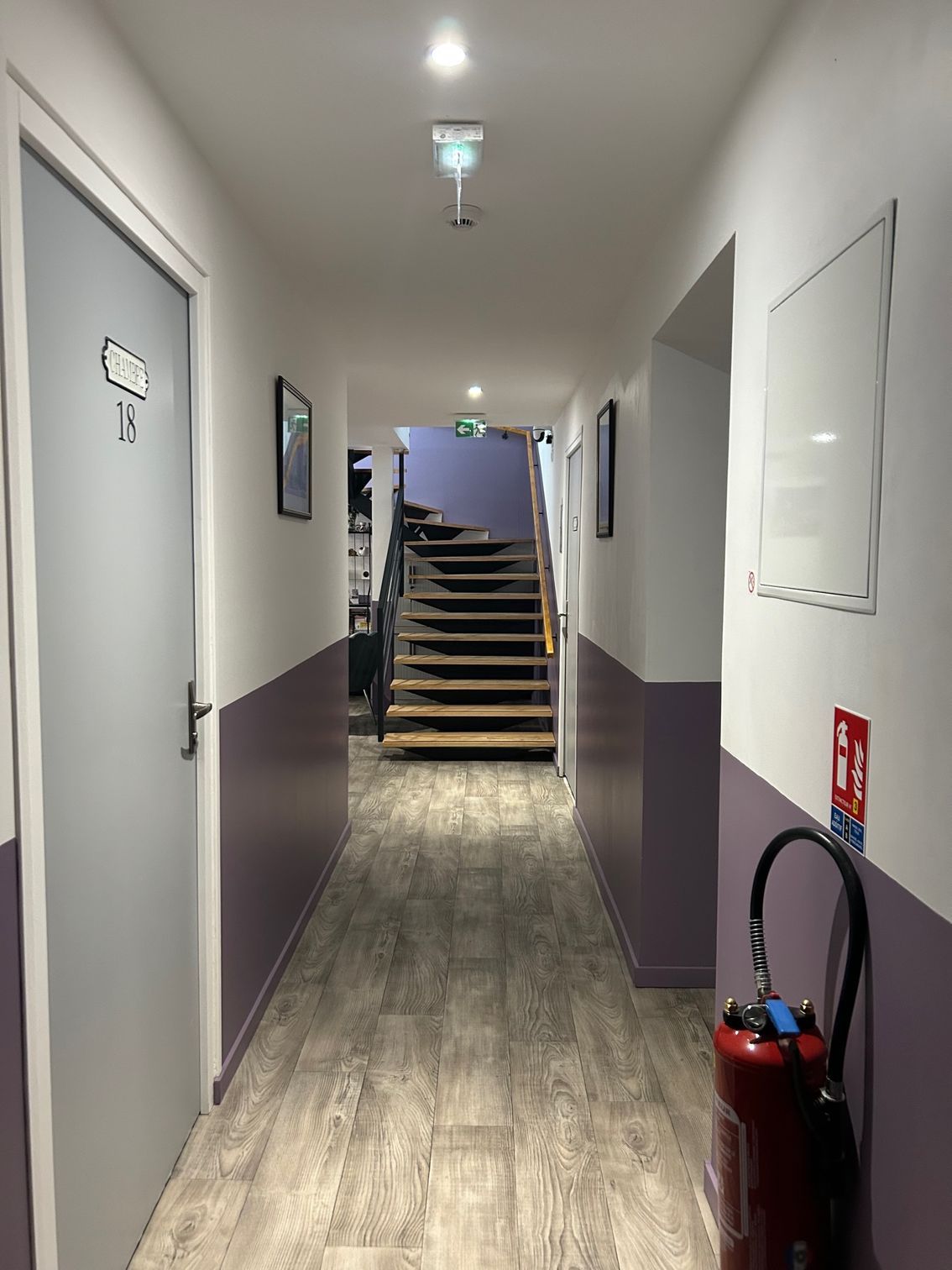 Photo d'un escalier au fond d'un couloir