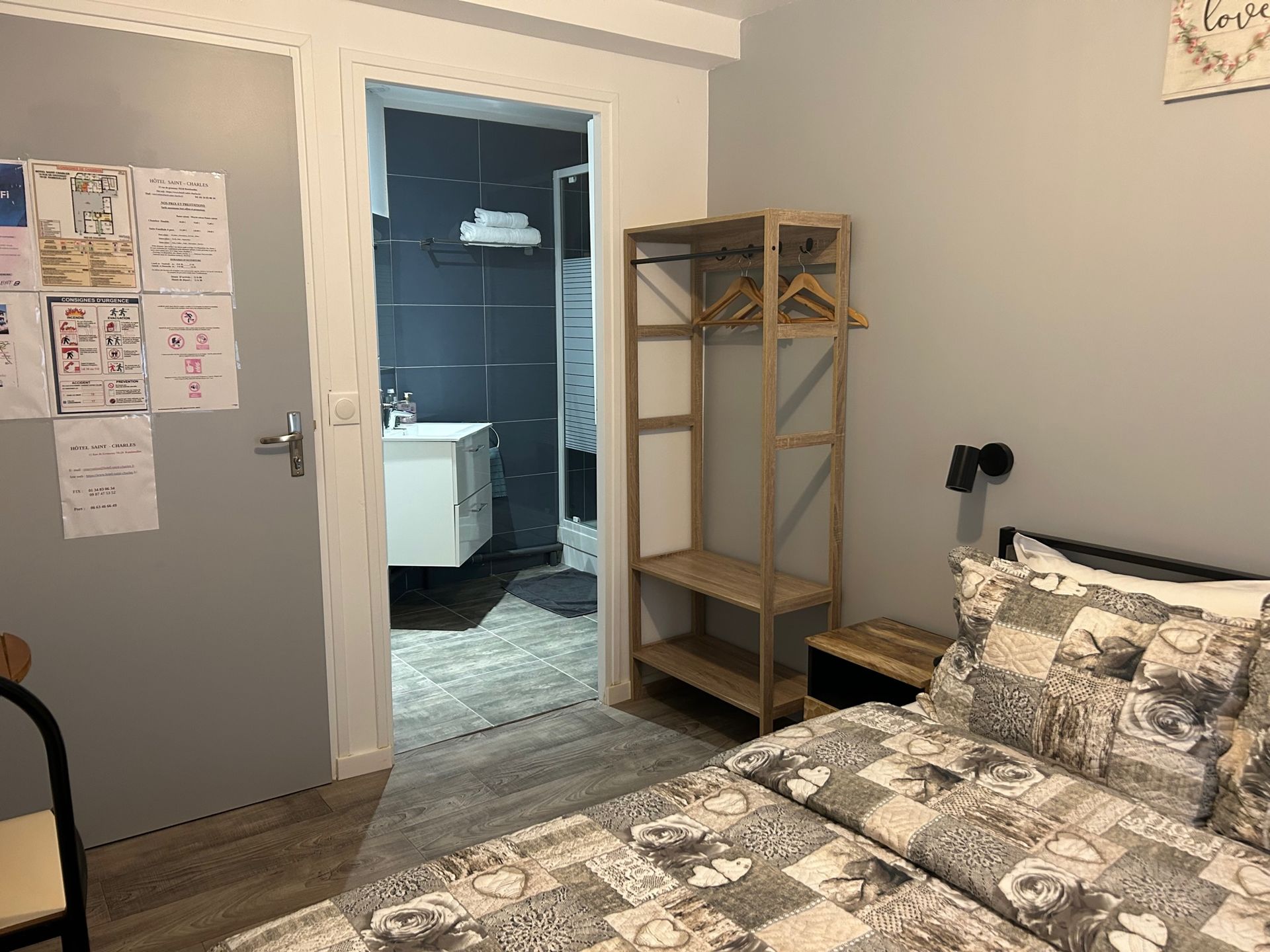 Photo de la salle de bains prise depuis la chambre