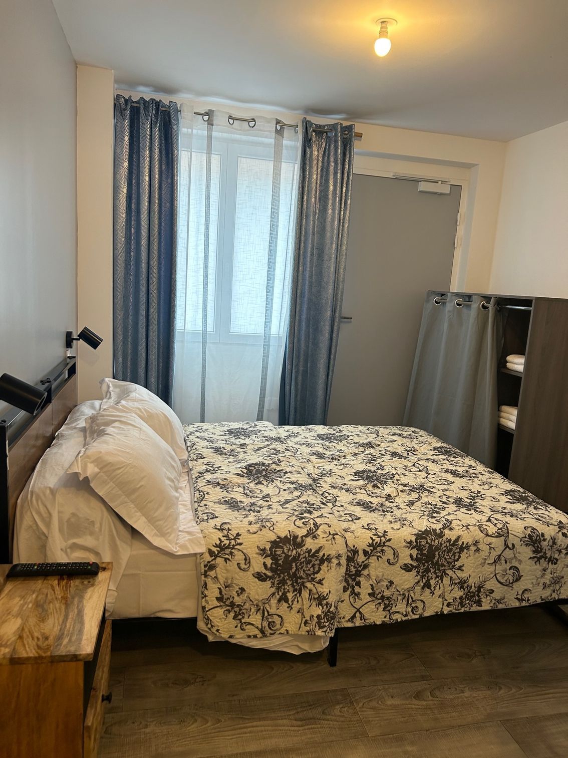 Photo d'une chambre avec un lit double