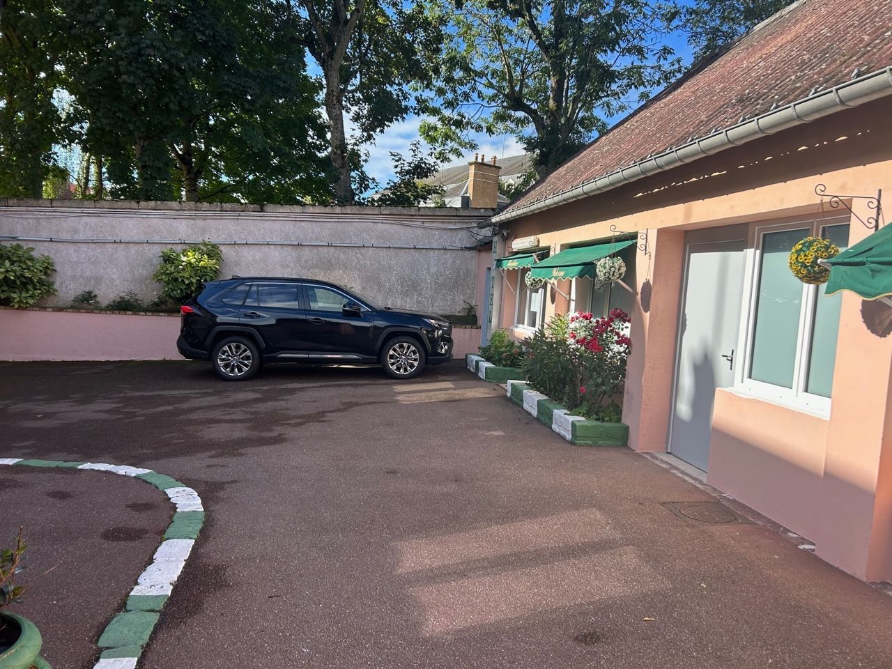 Photo d'un parking avec une voiture stationnée