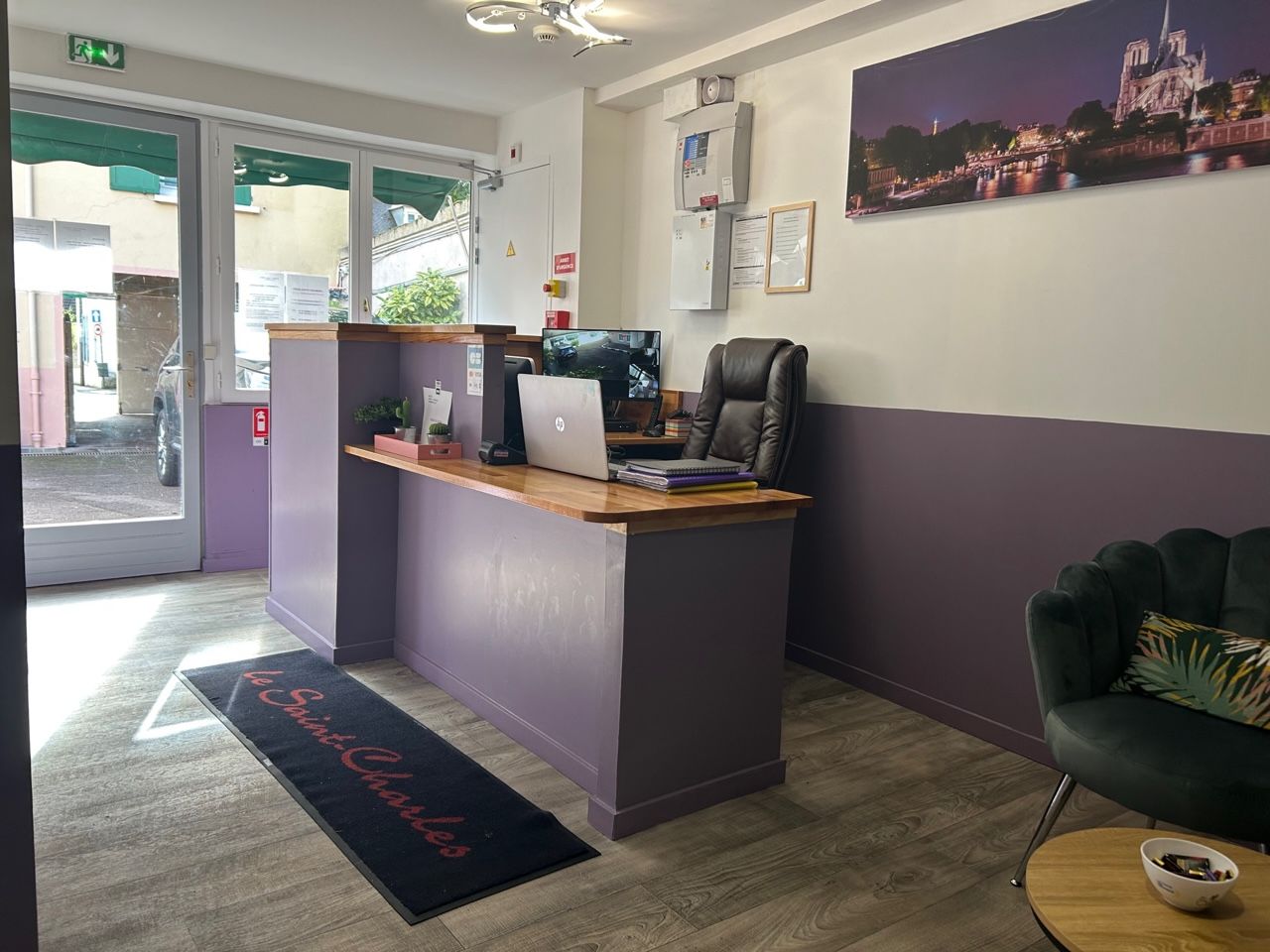 Photo du comptoir de l'accueil de l'hôtel