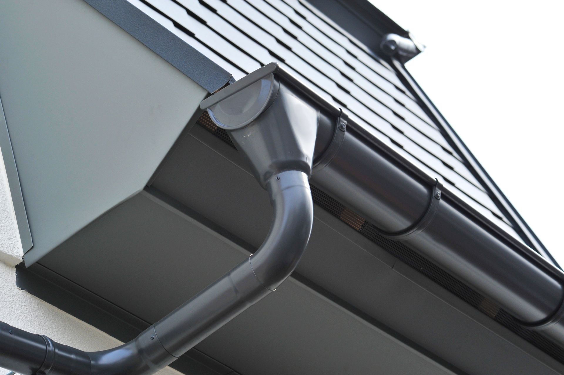 Des gouttières en aluminium de couleur gris anthracite