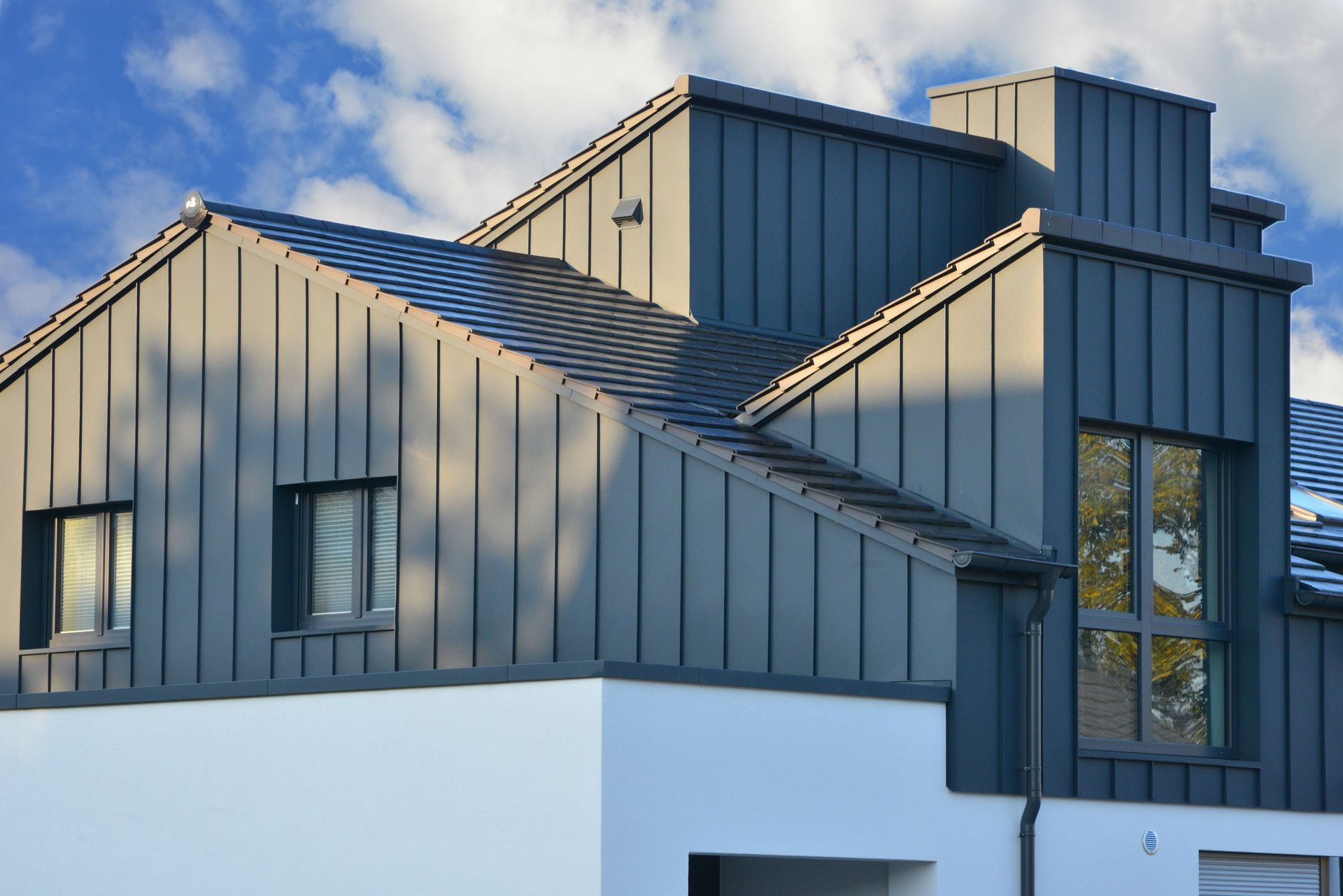 Maison avec une toiture et un bardage en aluminium