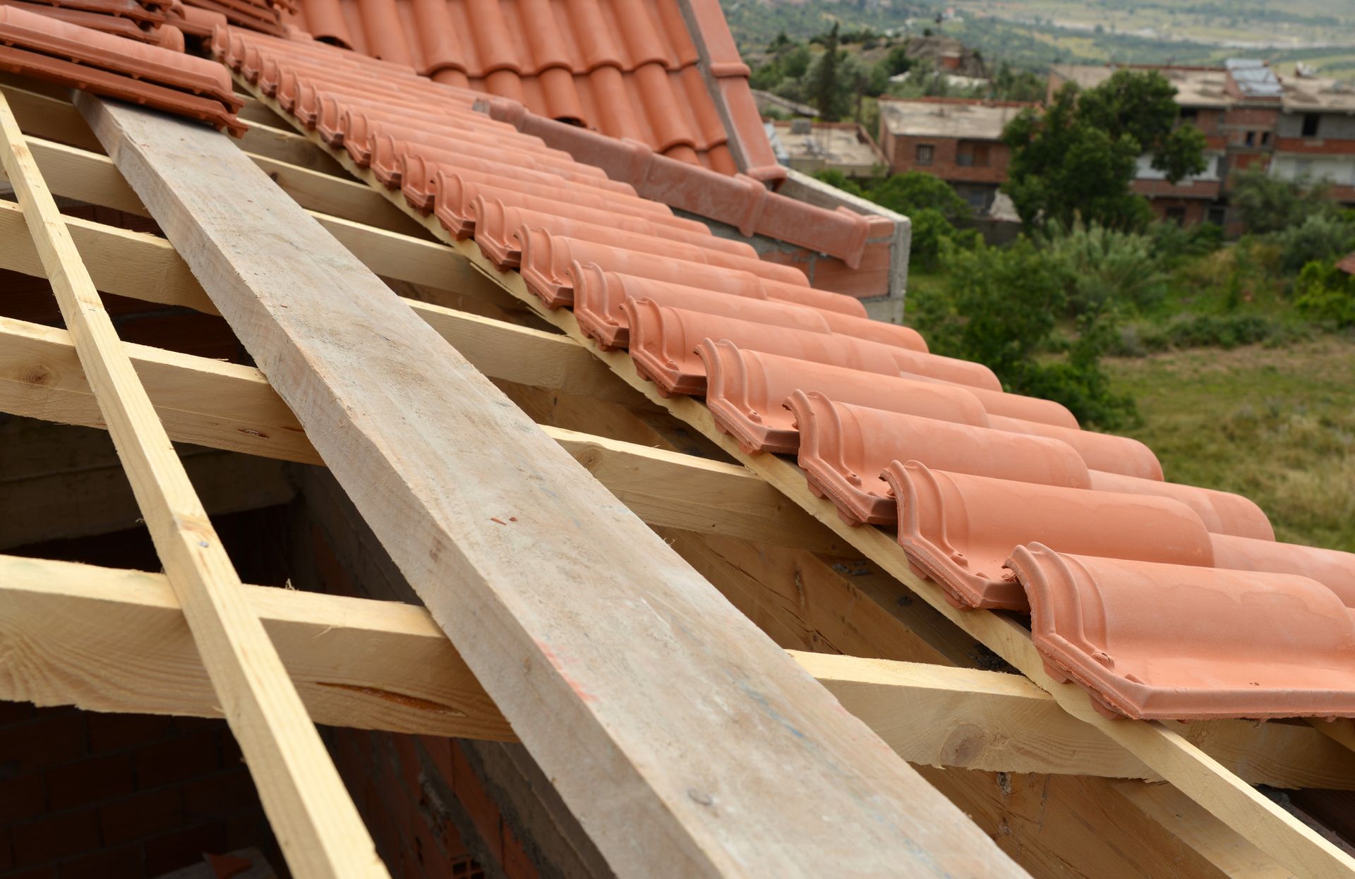 Pose de tuiles sur une charpente en bois