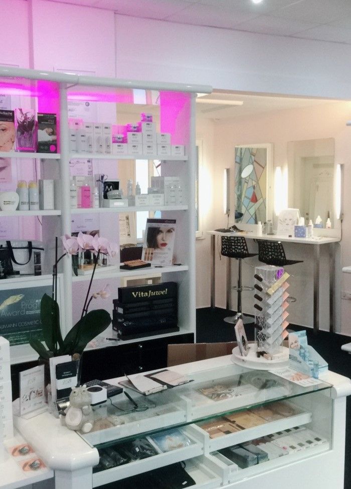 Ein Laden mit vielen Regalen und einer Theke.