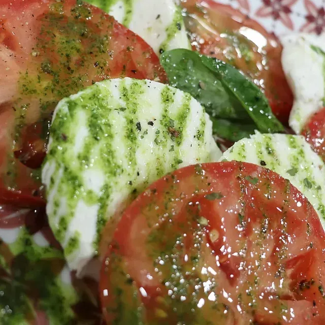 Un primer plano de una ensalada con tomates y mozzarella.