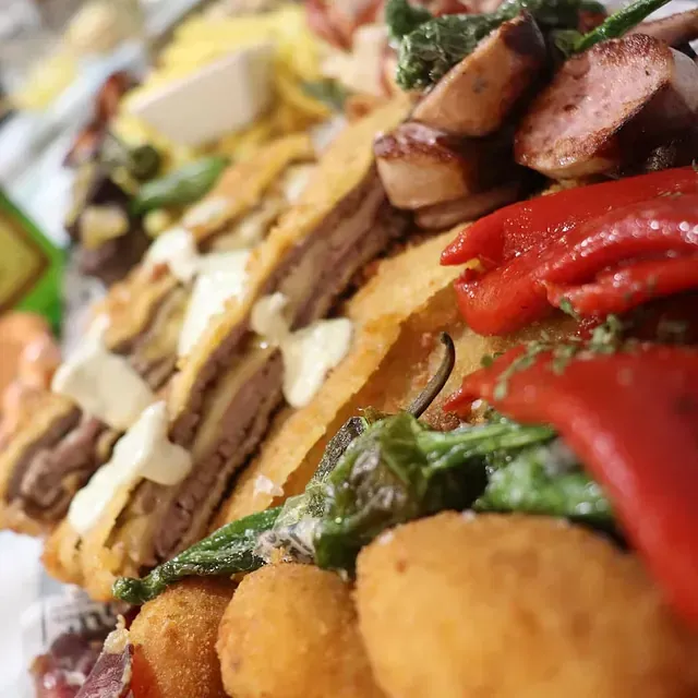 Un primer plano de un montón de comida en una mesa.