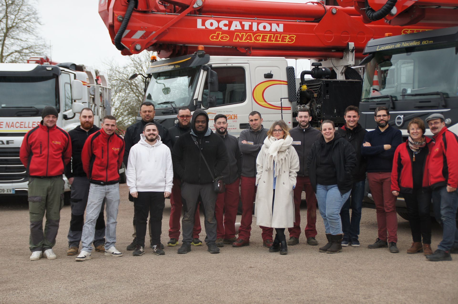 Équipe de Corberon Pierre posant devant les véhicules