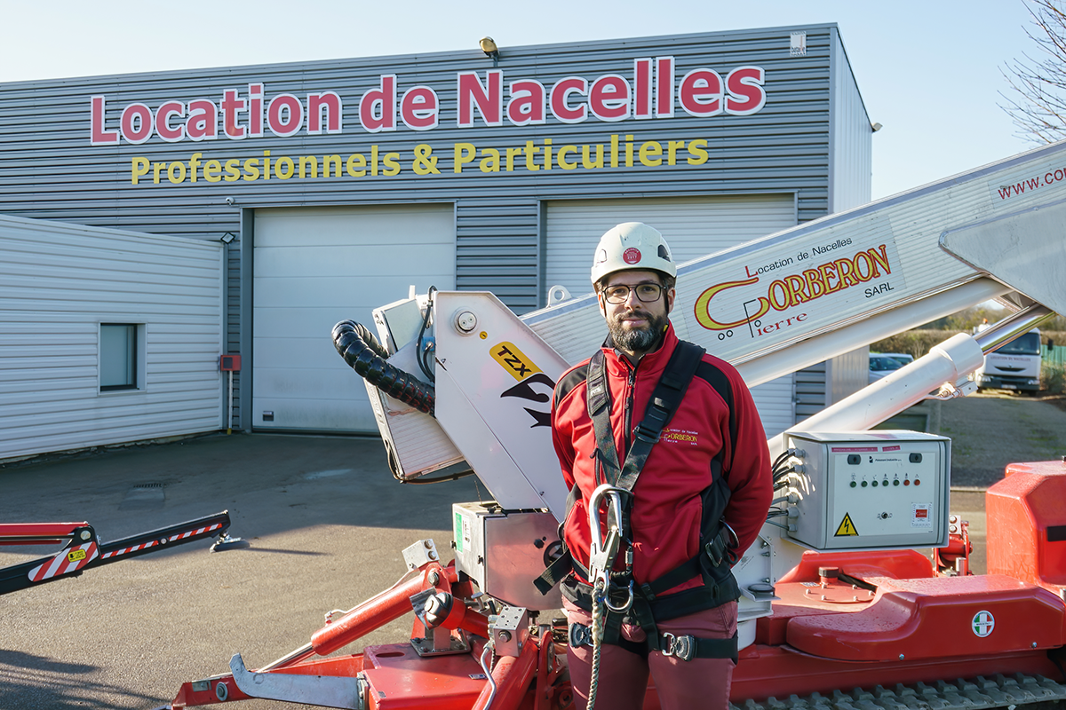 Employé de Corberon Pierre équipé devant une nacelle