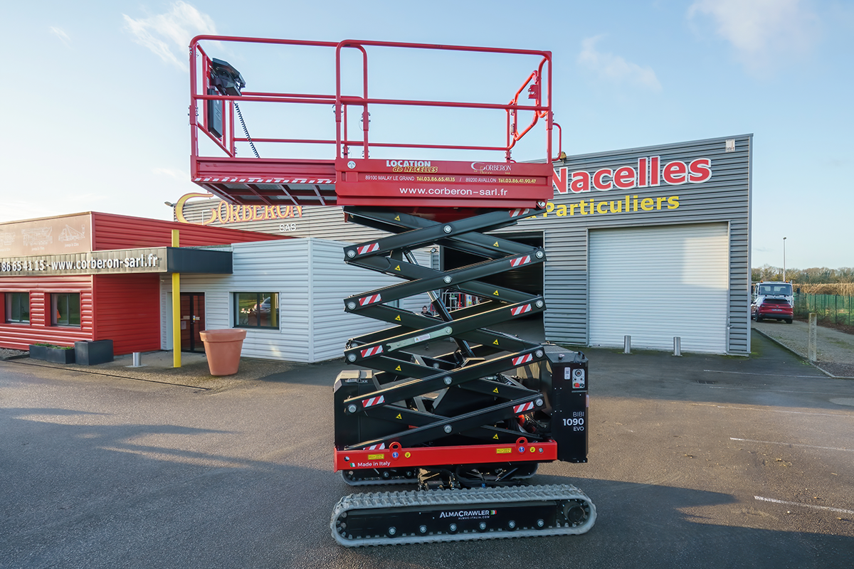 Nacelle automotrice devant les entrepôts de Corberon Pierre