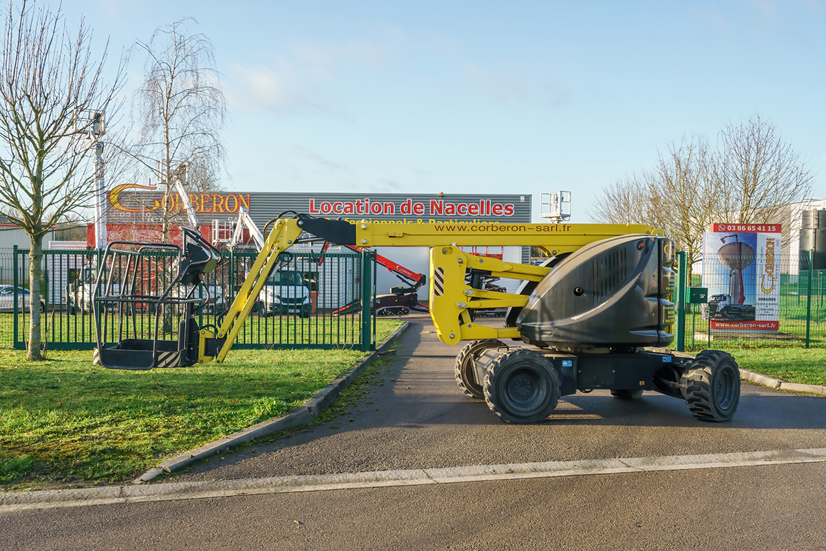 Nacelle jaune devant l'entreprise Corberon Pierre