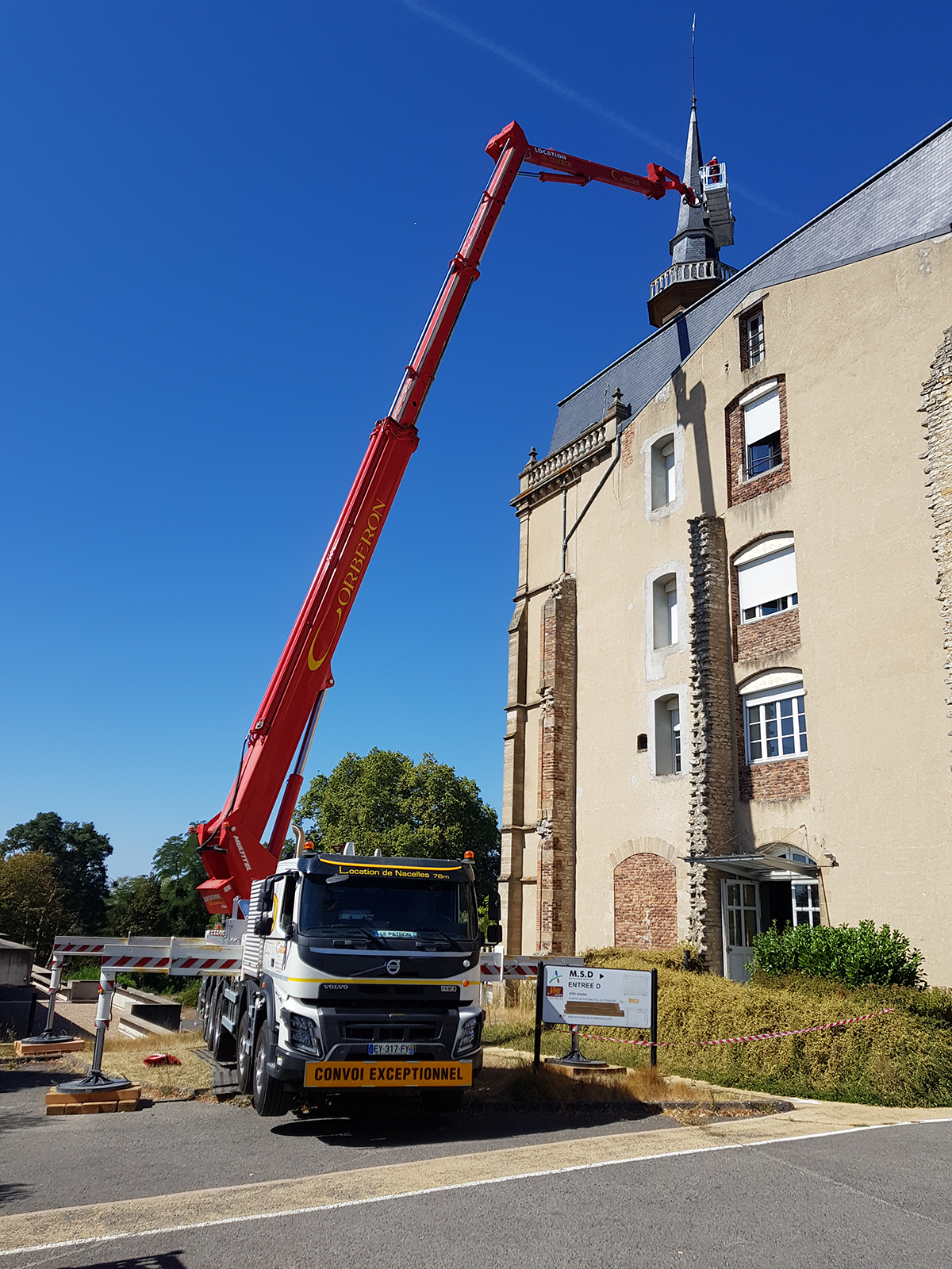 Camion poids lourd devant un coucher de soleil