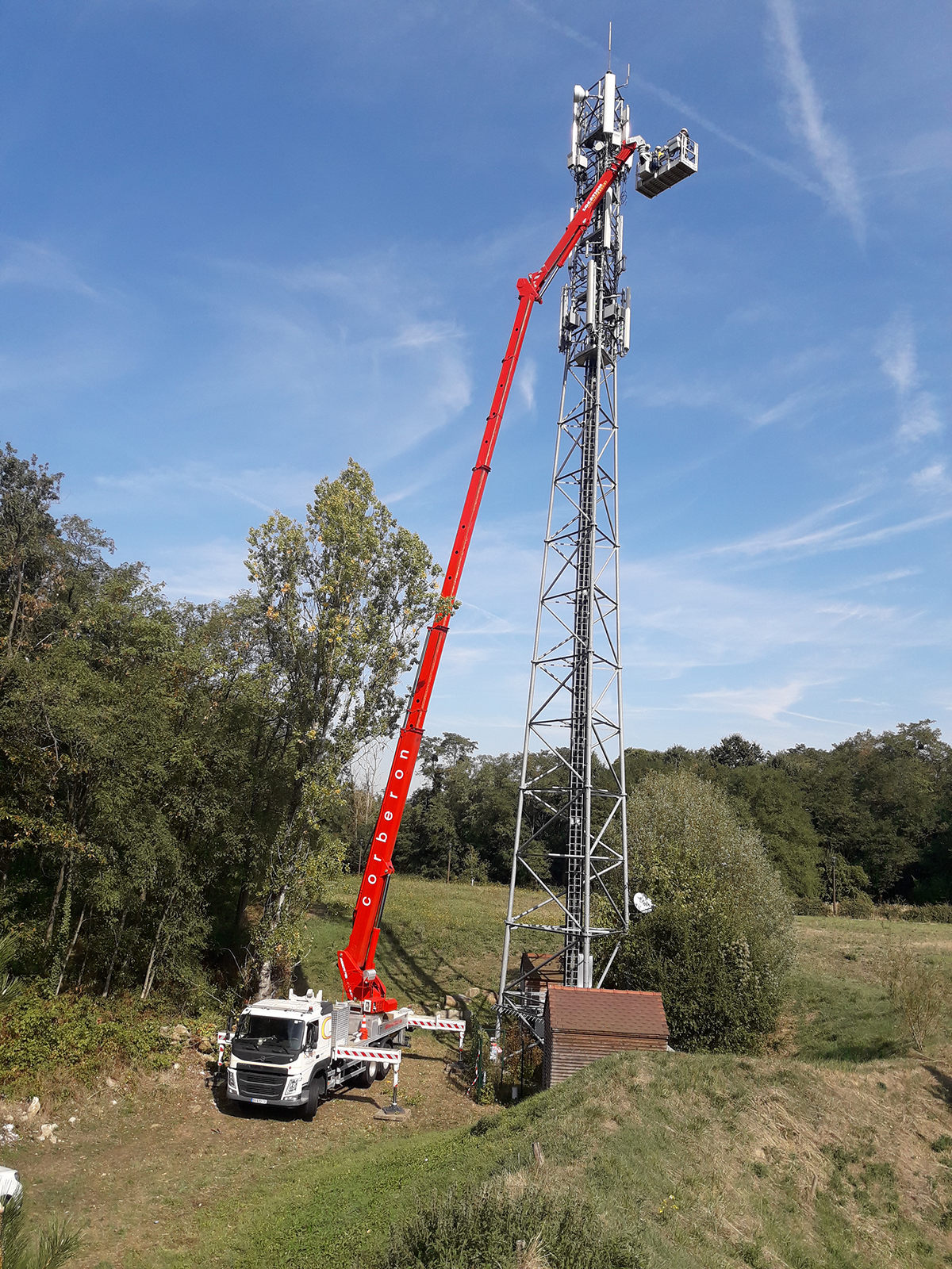 Nacelle sur camion déployée sur une antenne